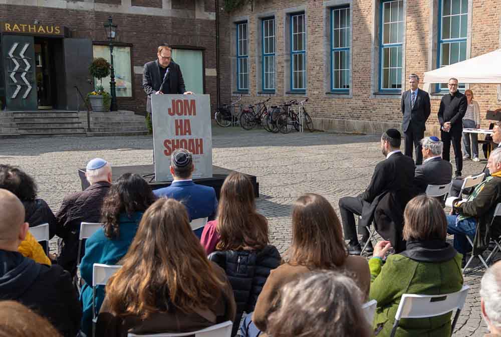 Verlesung der Namen auf dem Rathausplatz